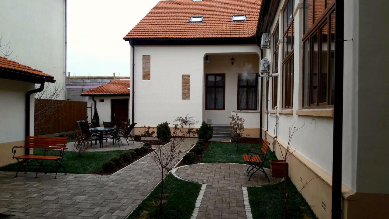Antique ApartHotel Alba Iulia Extérieur photo