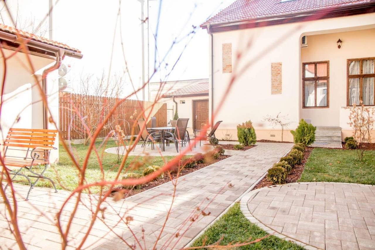 Antique ApartHotel Alba Iulia Extérieur photo